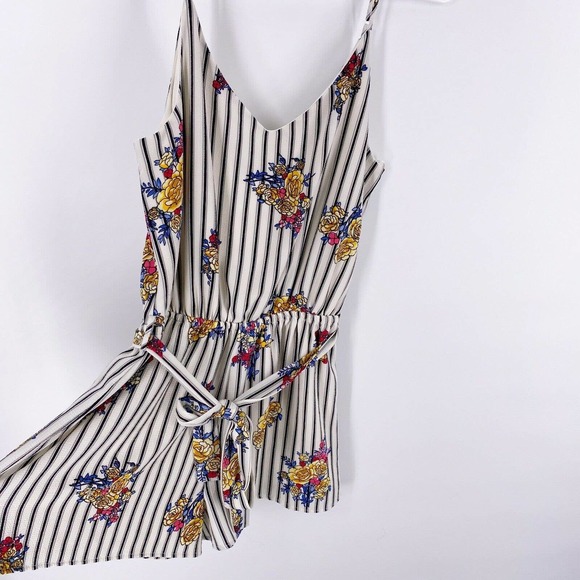 One Love Clothing LA Women’s Striped Floral Sleeveless Romper Shorts Small - Picture 3 of 6